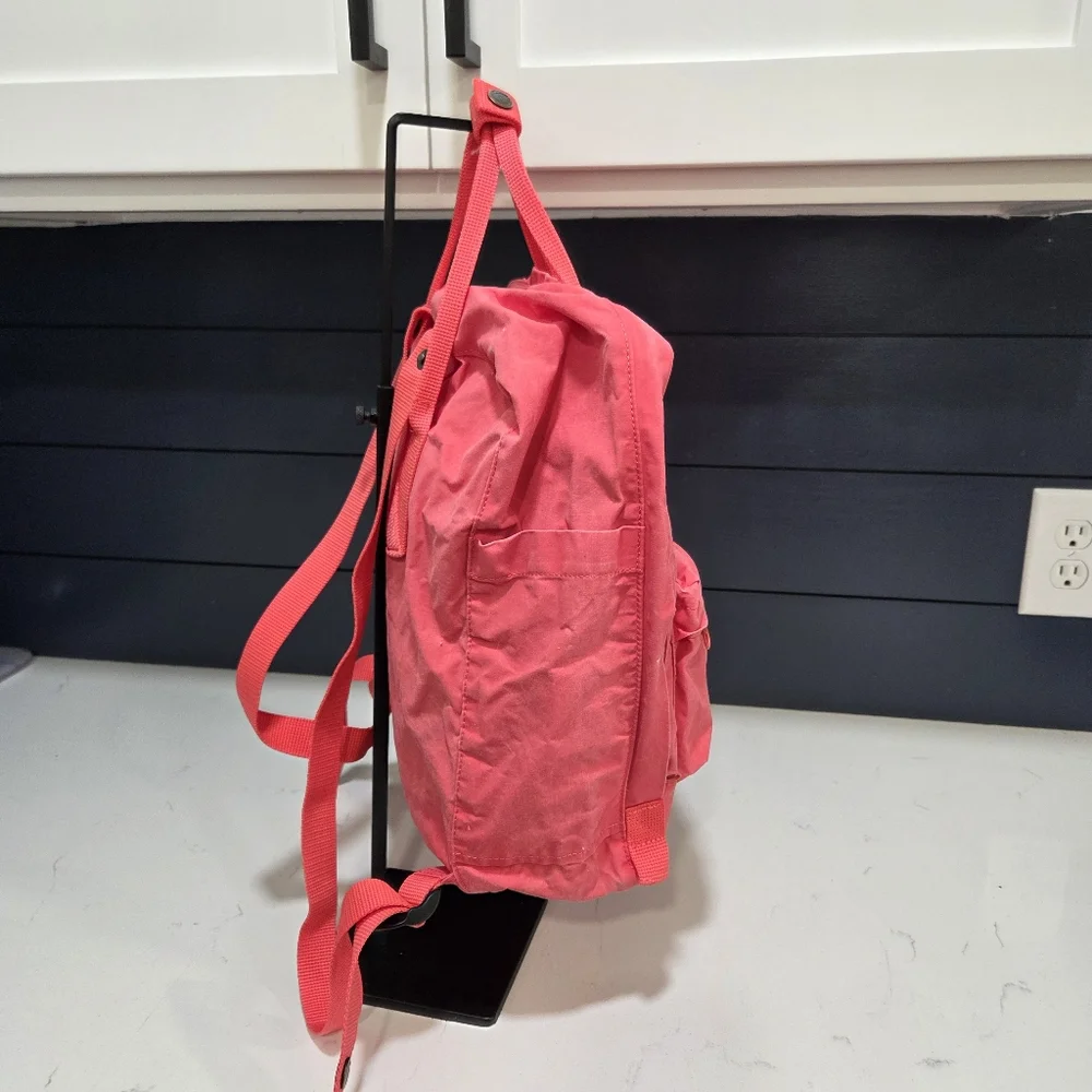 Fjällräven Kånken backpack, Lightweight, Spacious Coral Pink - Picture 3 of 12